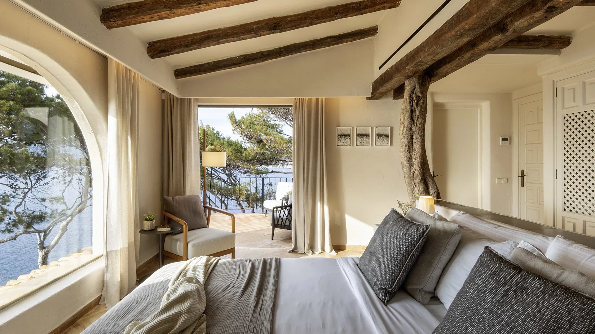 An exceptional seafront retreat-19
