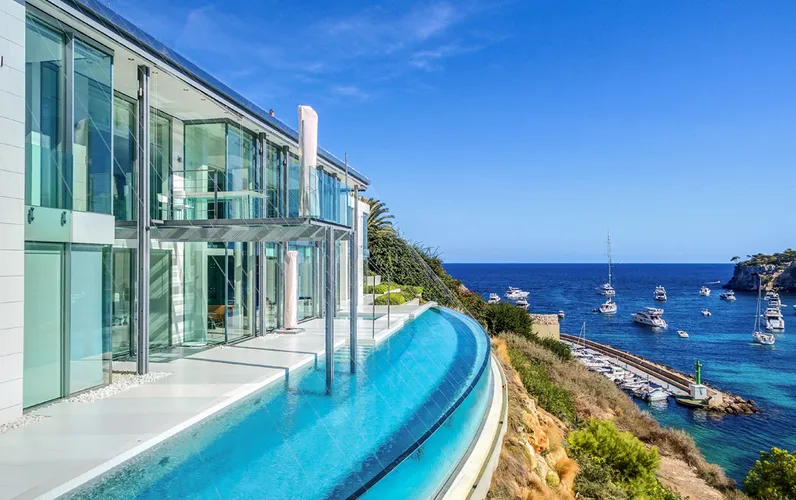 Unique villa in a fantastic front line location