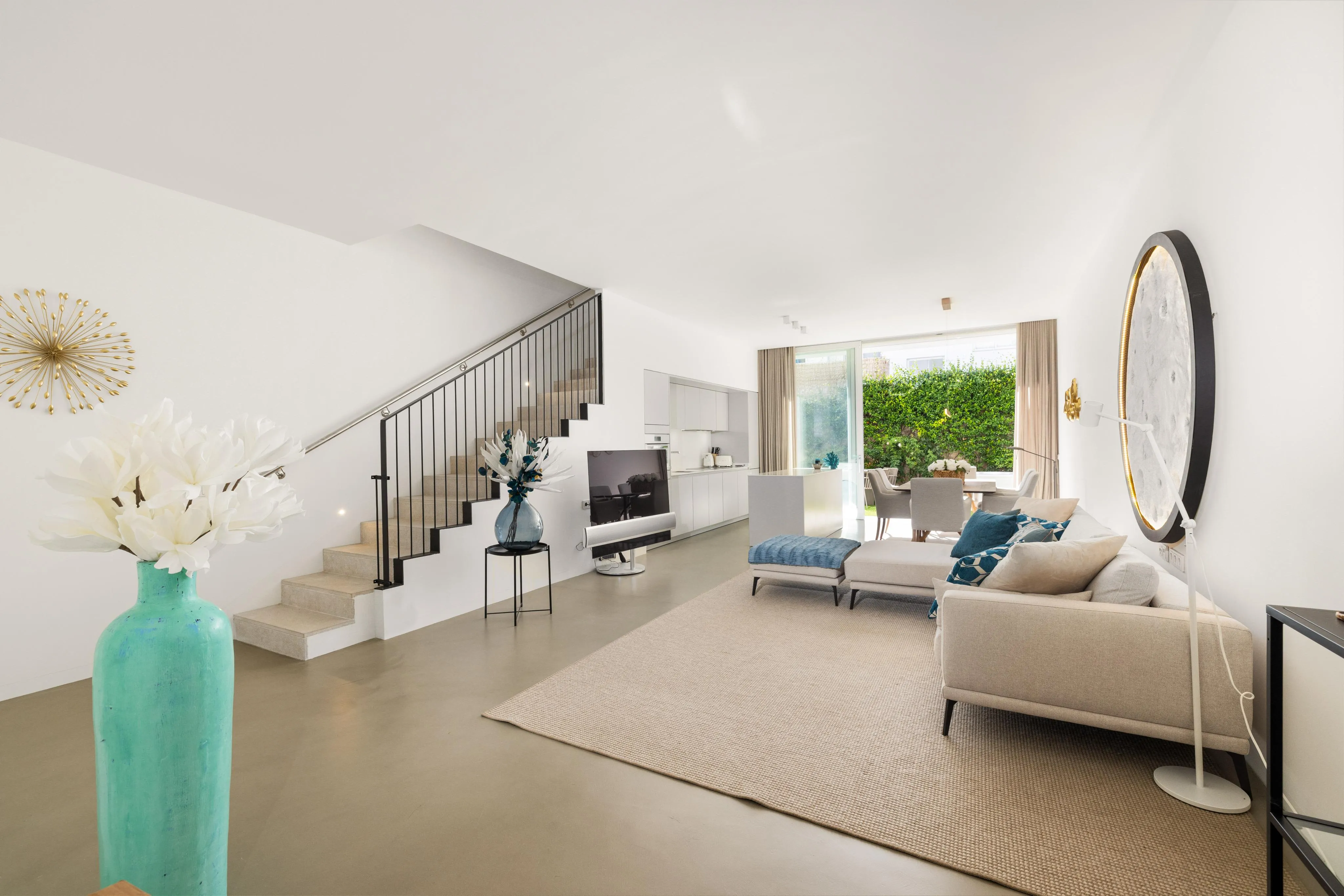 Casa adosada elegante con patio y terraza en la azotea-2