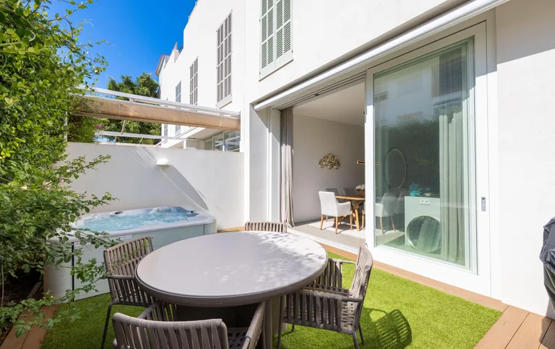 Stylowa kamienica z przestronnym patio i tarasem na dachu