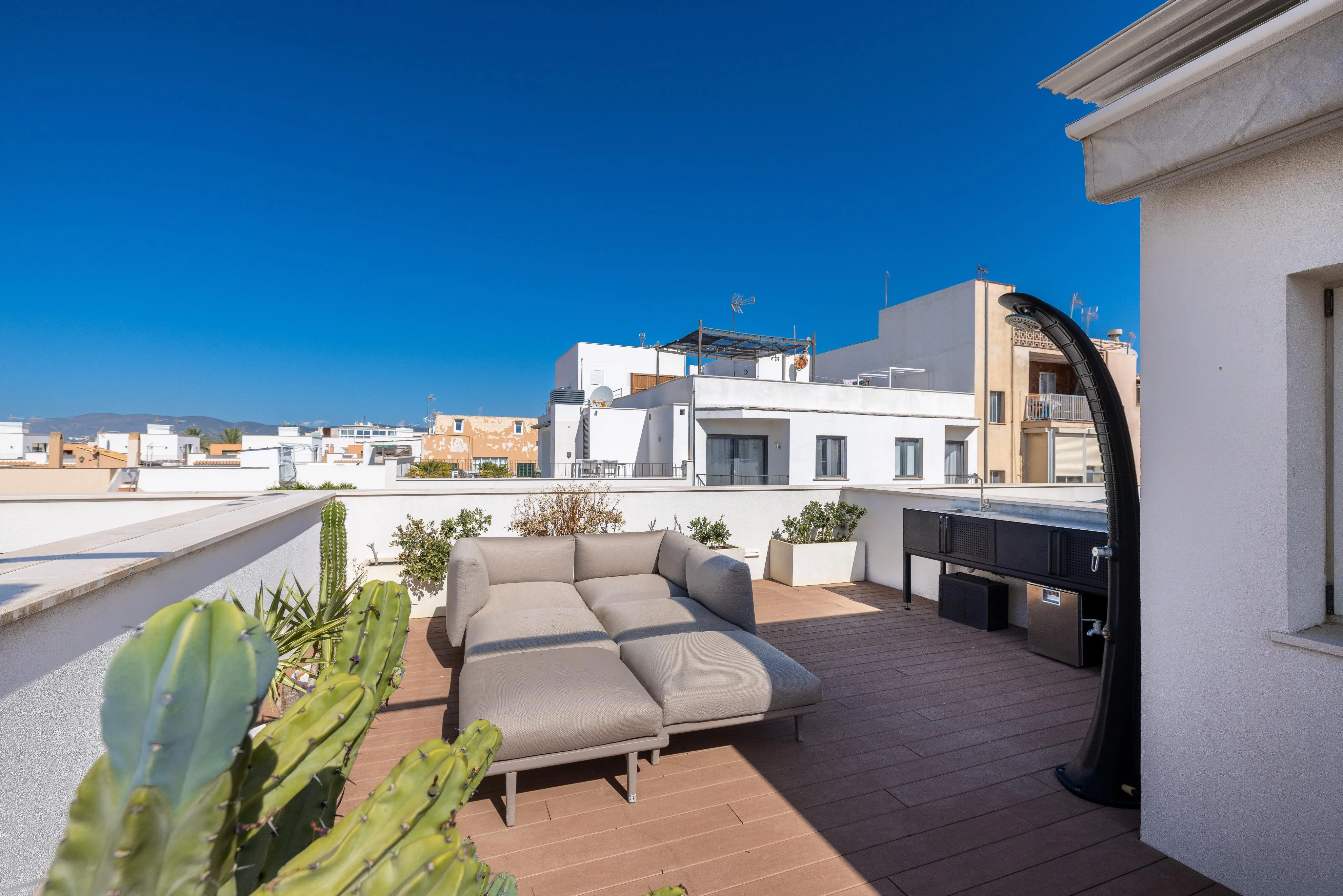 Casa adosada elegante con patio y terraza en la azotea-1