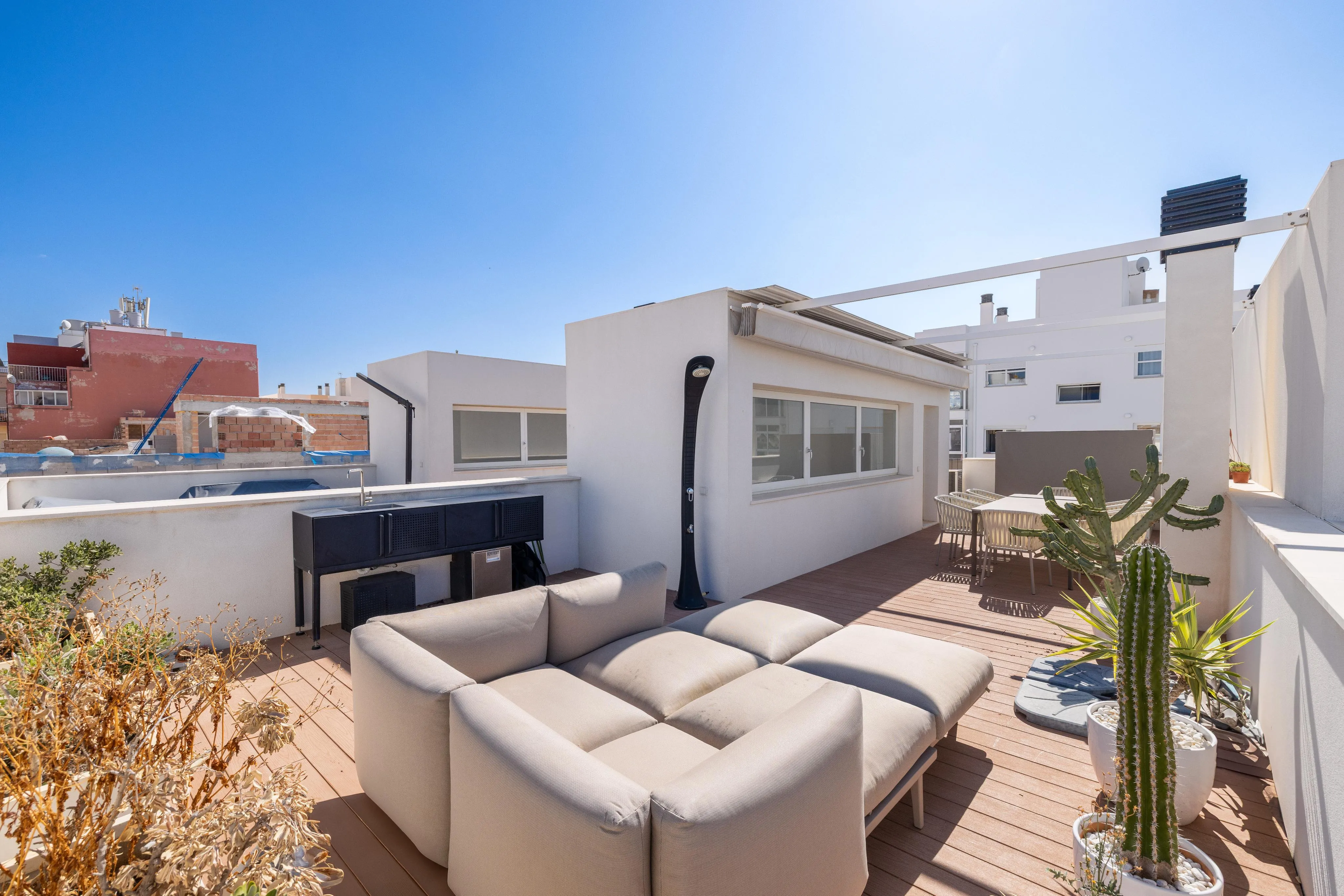 Casa adosada elegante con patio y terraza en la azotea-10