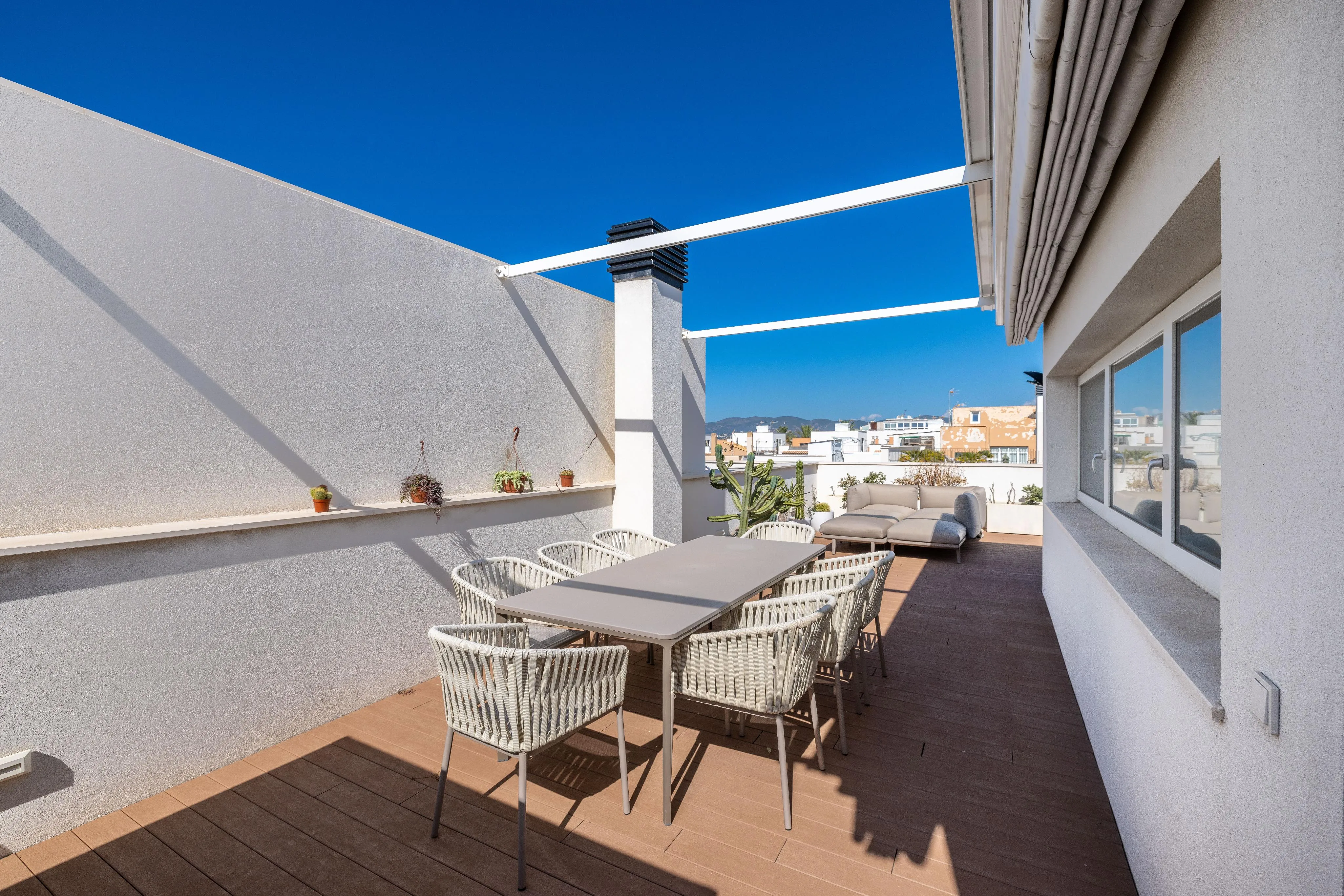 Stilfuldt byhus med rummelig gårdhave og tagterrasse-9