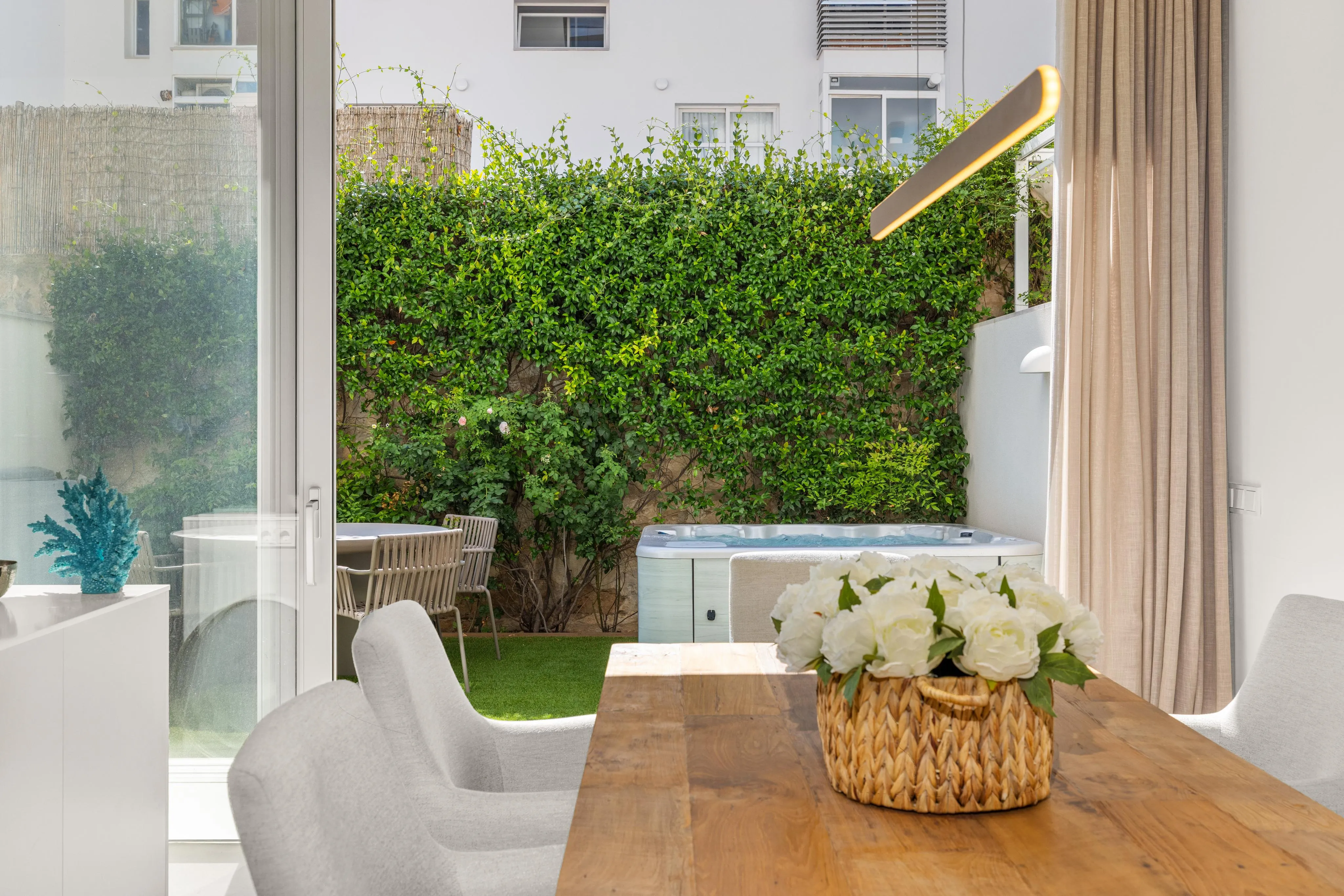 Casa adosada elegante con patio y terraza en la azotea-5