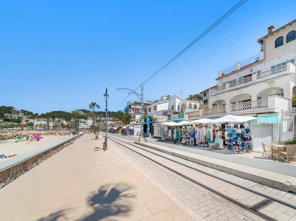 Förvaltningsfastighet i den första havslinjen i Port de Sóller-5
