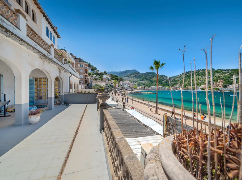 Förvaltningsfastighet i den första havslinjen i Port de Sóller-4