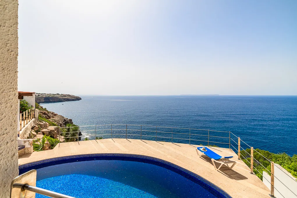 Villa i første række til renovering i Cala Pi-10