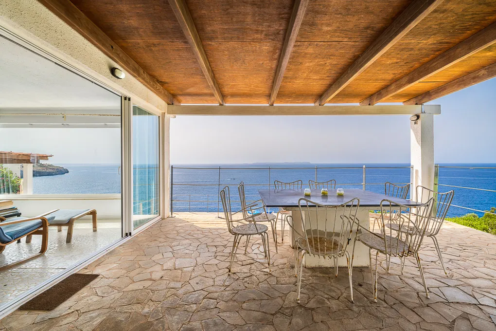 Villa i første række til renovering i Cala Pi-3