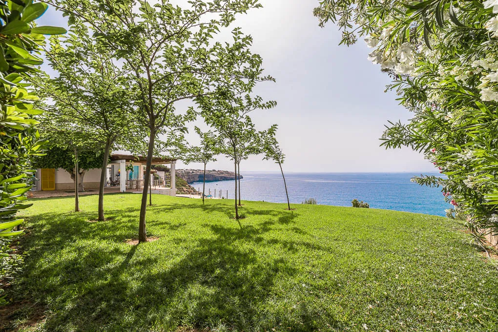 Villa i første række til renovering i Cala Pi-15