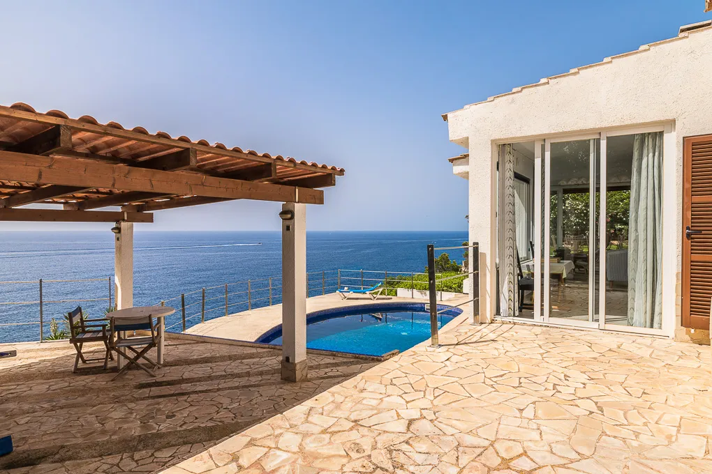 Villa i første række til renovering i Cala Pi-2