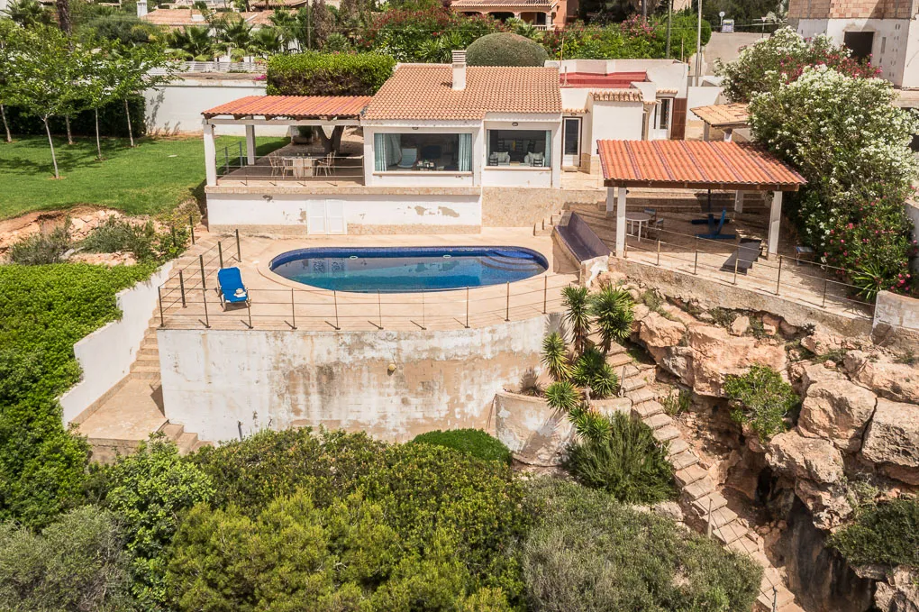 Villa i første række til renovering i Cala Pi-14