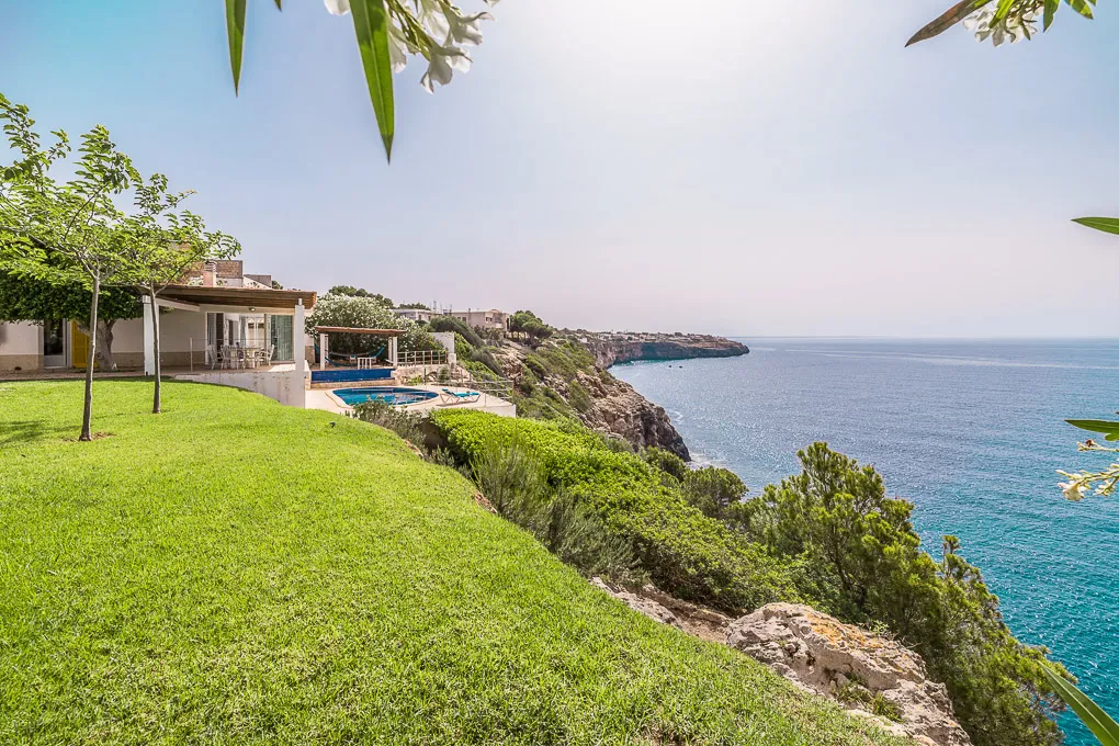Villa i første række til renovering i Cala Pi-1
