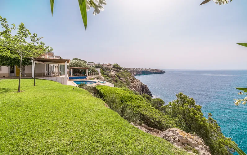 Dubbel perceel in de eerste zeelijn in Cala Pi