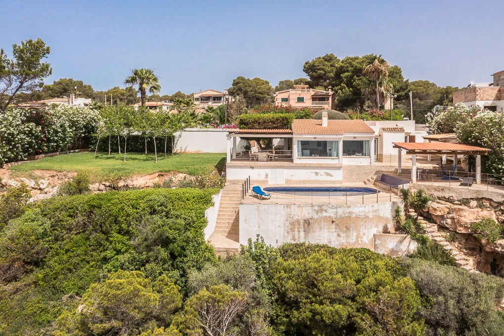 Villa i første række til renovering i Cala Pi-13