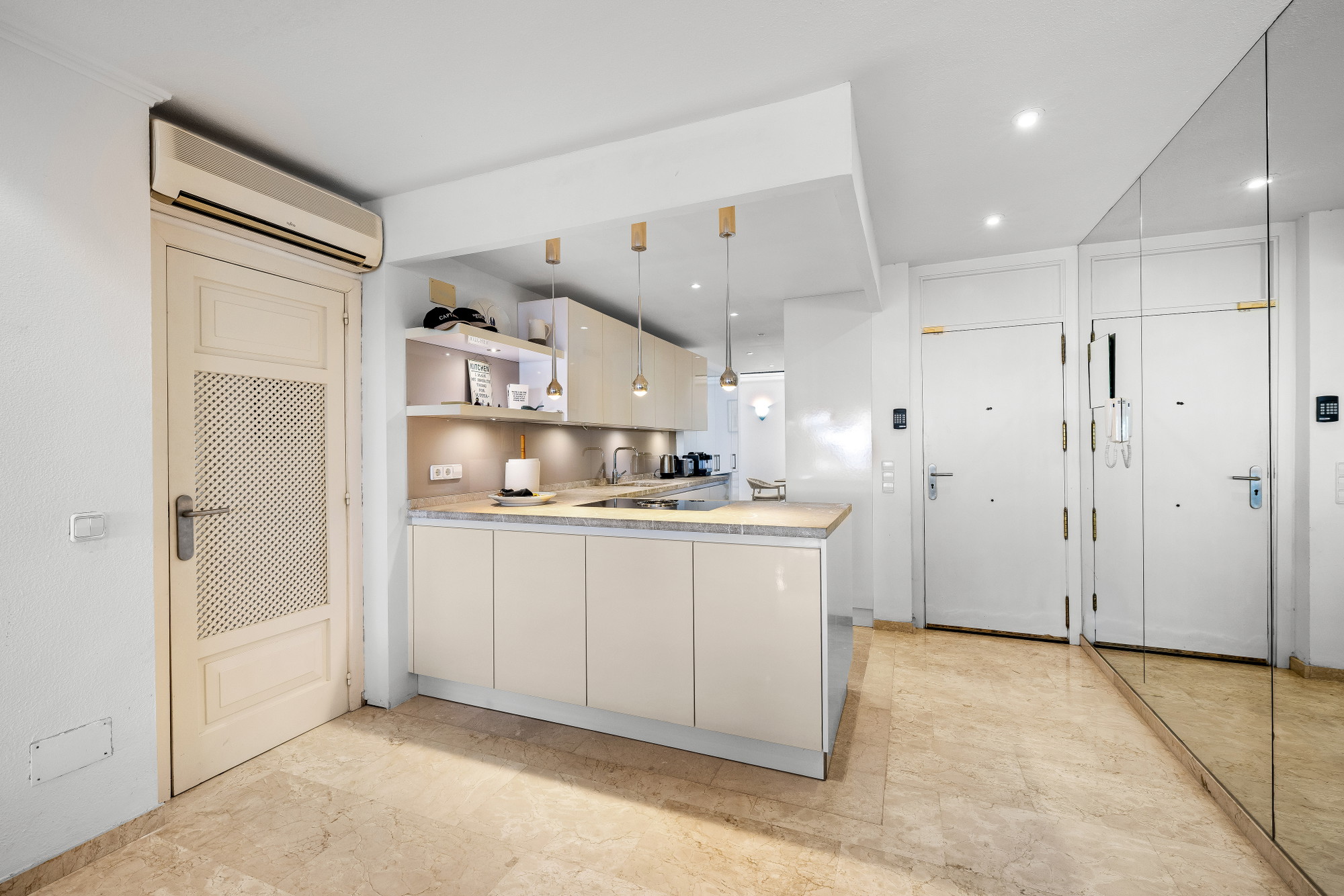 Apartment on the seafront with direct sea access in Port d'Andratx-4