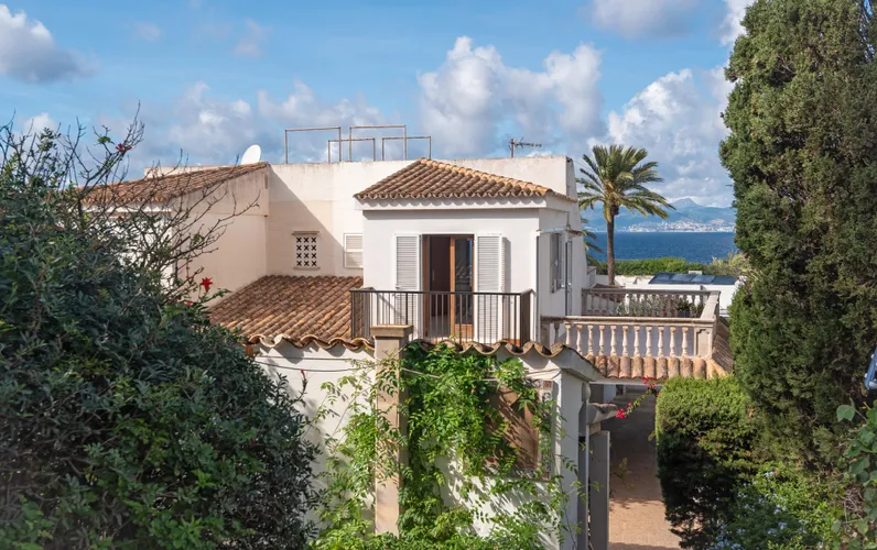 Traumhafte Doppelhaushälfte in zweiter Meereslinie mit Pool und ETV-Lizenz