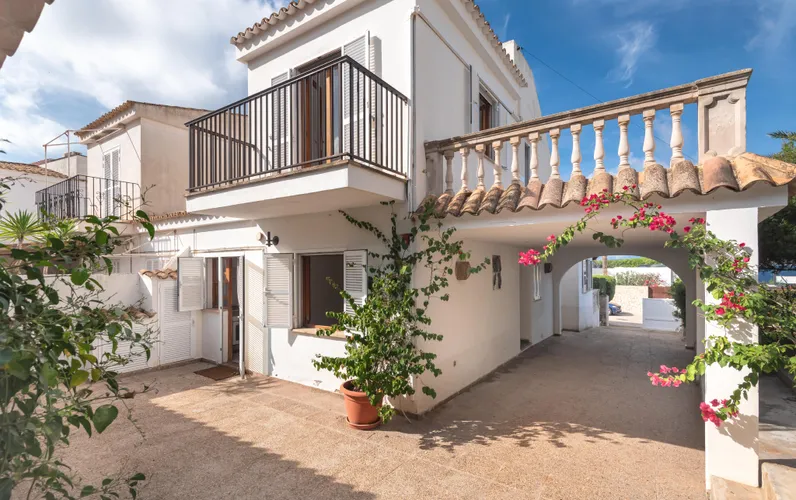 Stunning semi-detached house close to the sea with pool and ETV license