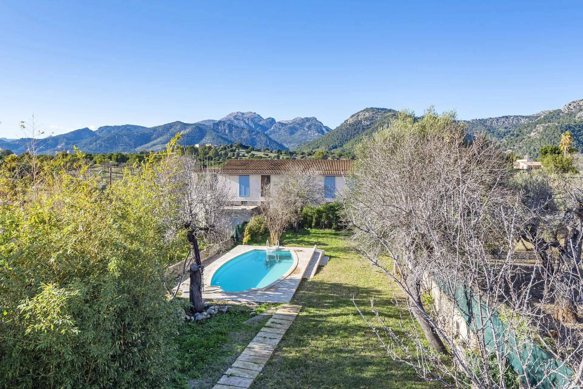 Casa di città elegantemente ristrutturata alla periferia di Campanet-1