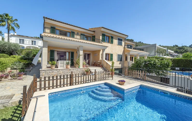 Fabulous semi-detached house in Alcanada, Alcudia with sea views, pool and garage – Close to golf course and beach