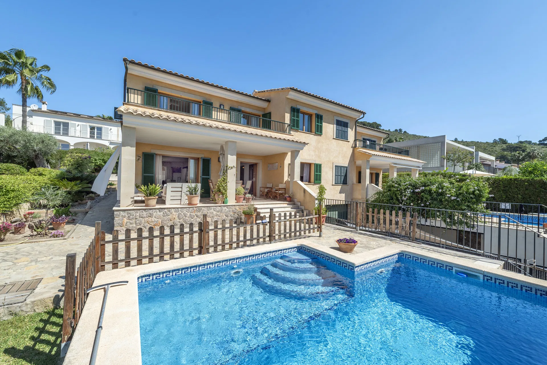 Maison jumelée bien entretenue avec vue sur mer, piscine et garage - proche du golf et de la plage-1