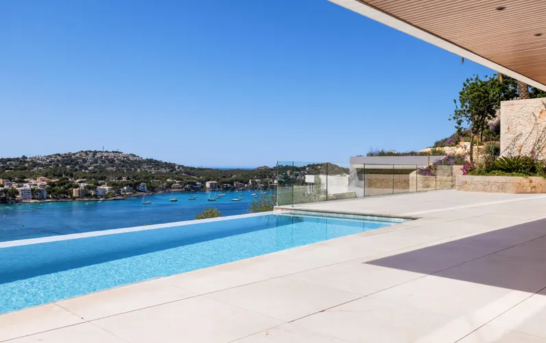 Nowo wybudowana willa z niezrównanym panoramicznym widokiem na morze