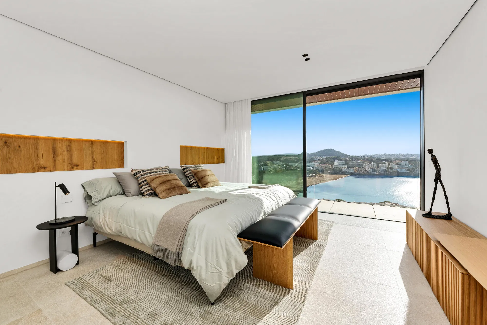 Nybygget villa med uovertruffen panoramaudsigt over havet-14