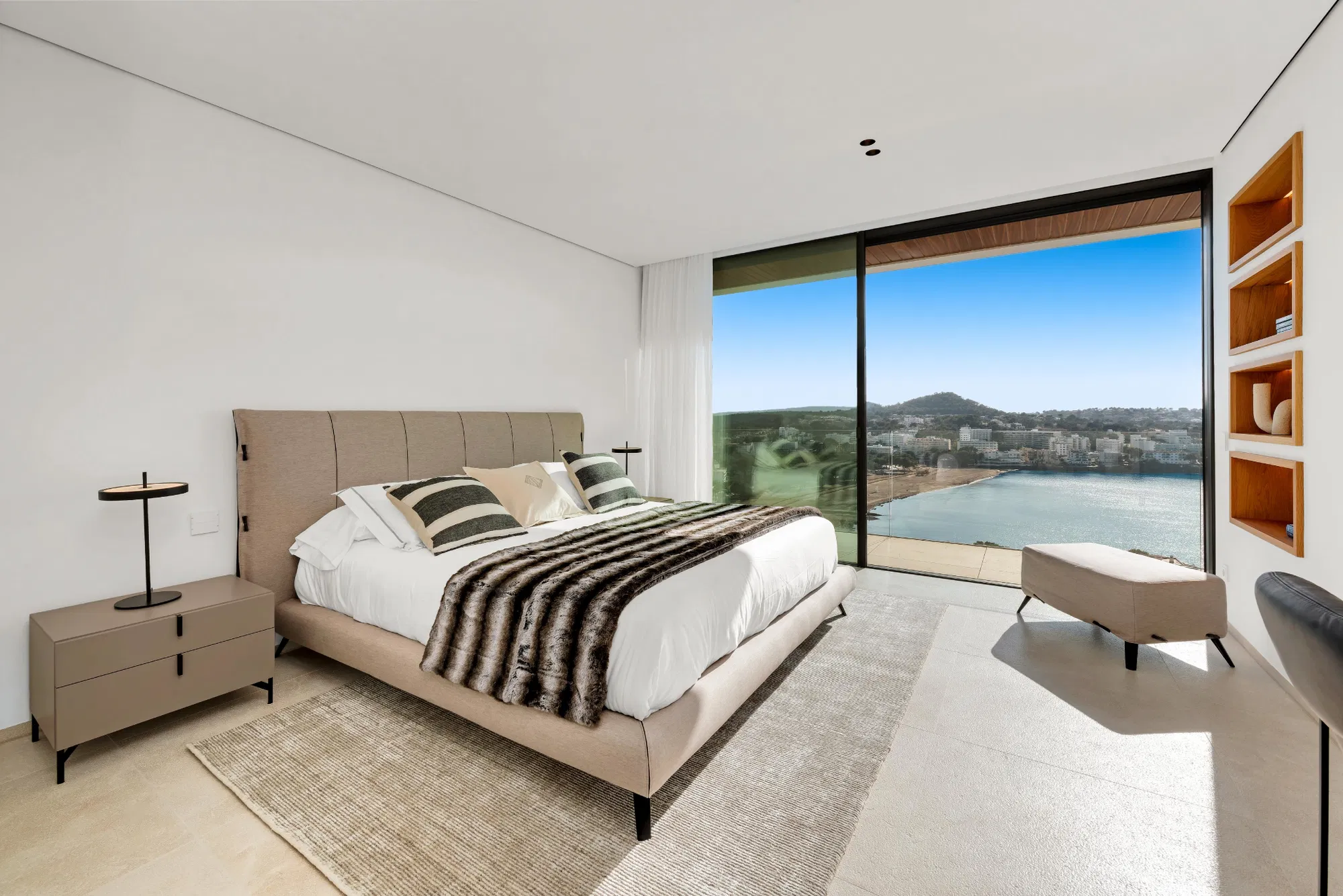 Nybygget villa med uovertruffen panoramaudsigt over havet-12