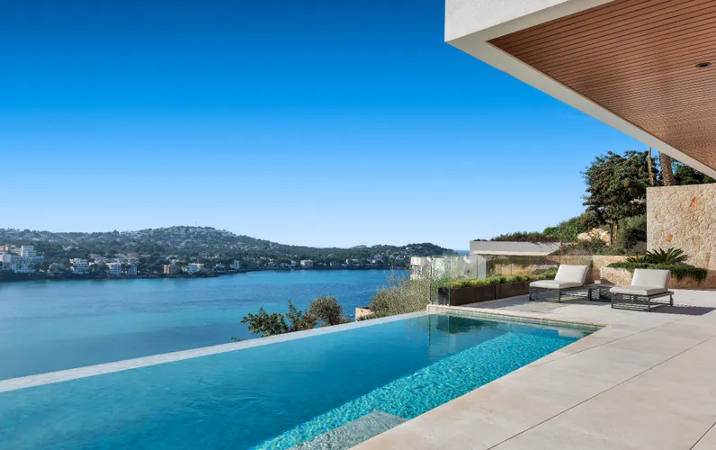 Villa de nueva construcción con inigualables vistas panorámicas al mar