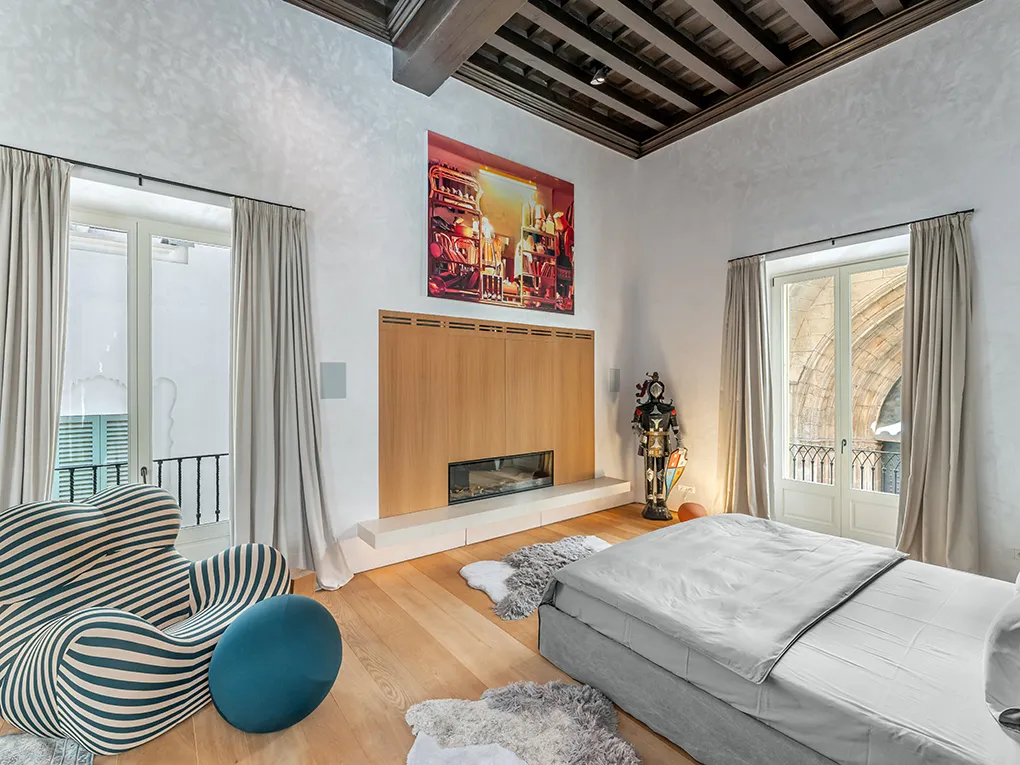 Luksuriøst renoveret palads i den gamle bydel med terrasser, pool, parkering og elevator-12