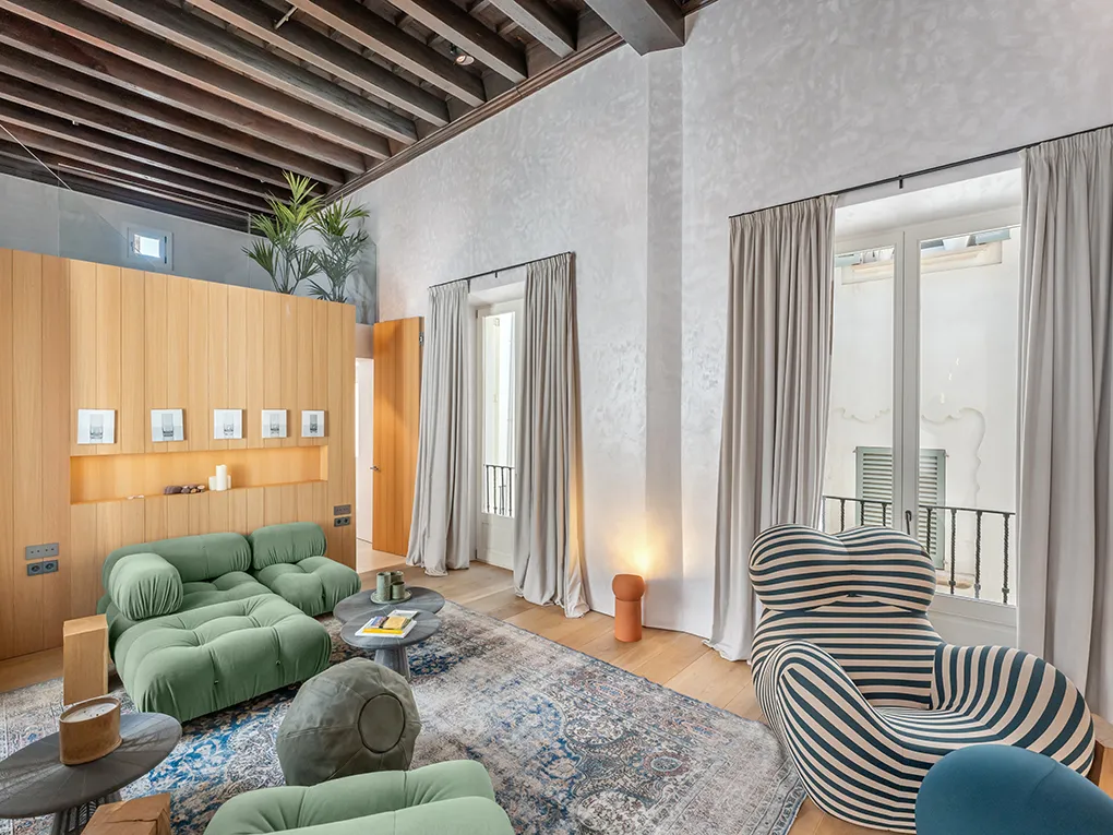 Luksuriøst renoveret palads i den gamle bydel med terrasser, pool, parkering og elevator-14