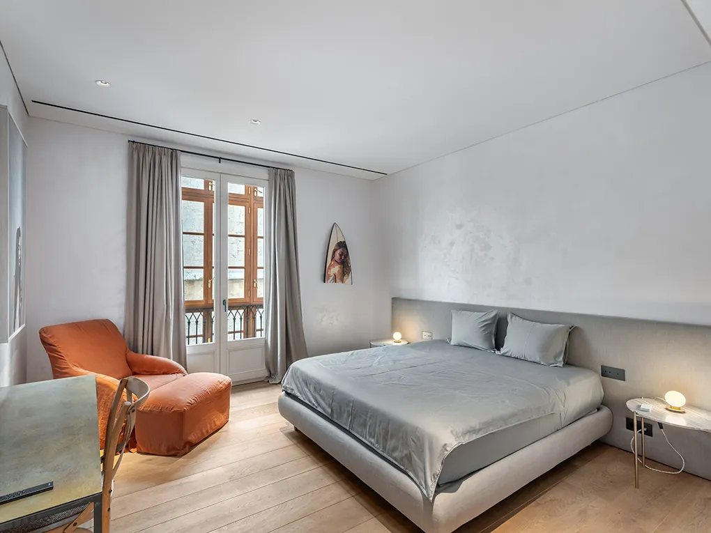 Luksuriøst renoveret palads i den gamle bydel med terrasser, pool, parkering og elevator-16