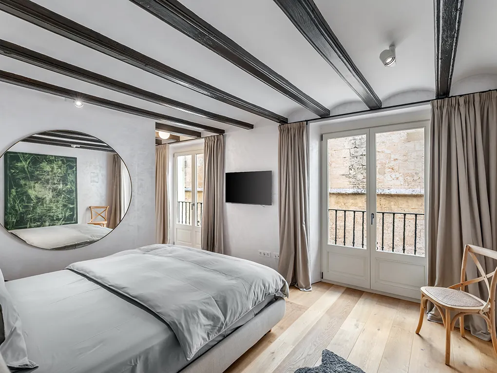 Luksuriøst renoveret palads i den gamle bydel med terrasser, pool, parkering og elevator-18