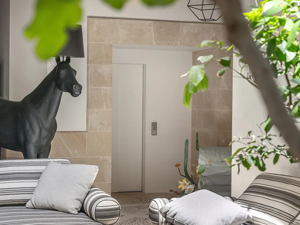 Luksuriøst renoveret palads i den gamle bydel med terrasser, pool, parkering og elevator-24