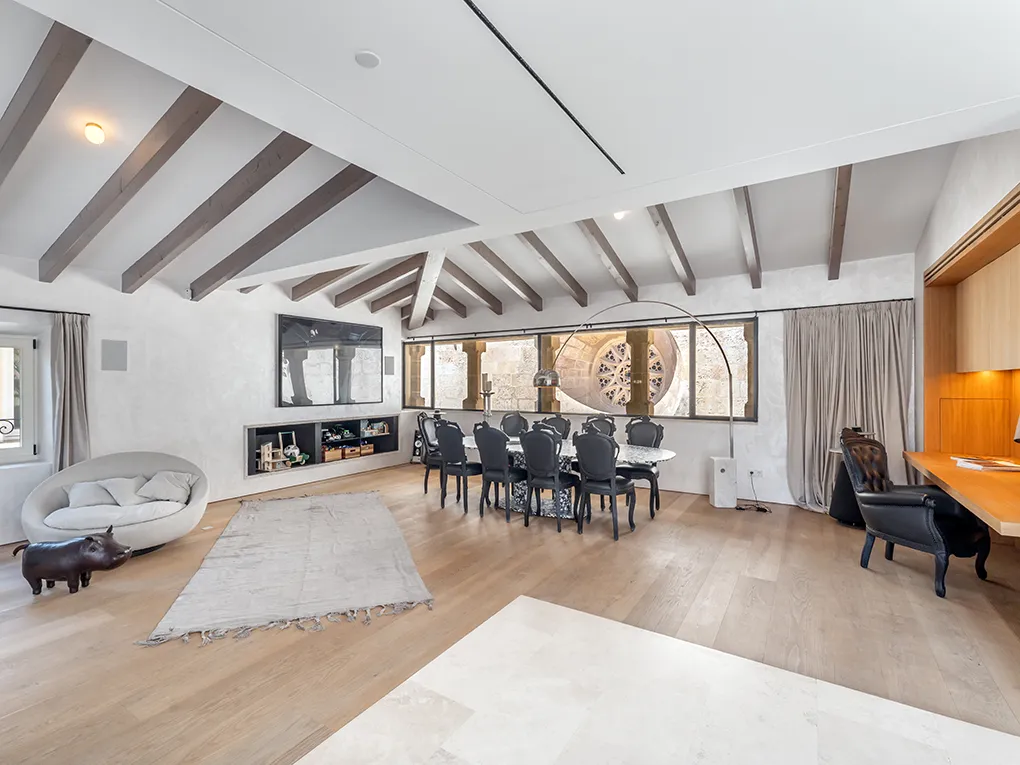 Luksuriøst renoveret palads i den gamle bydel med terrasser, pool, parkering og elevator-4