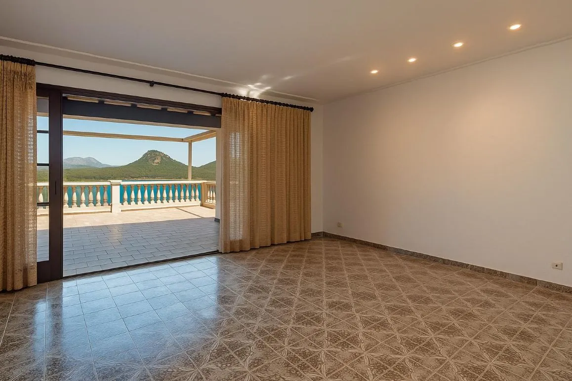 Amplia villa junto al mar con vistas maravillosas a Cala Agulla-5