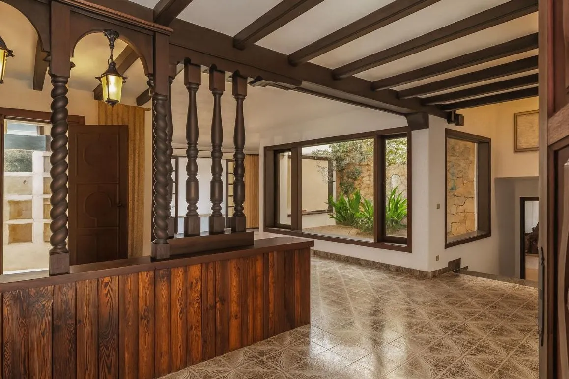 Rummelig villa med masser af potentiale og vidunderlig udsigt over Cala Agulla-6