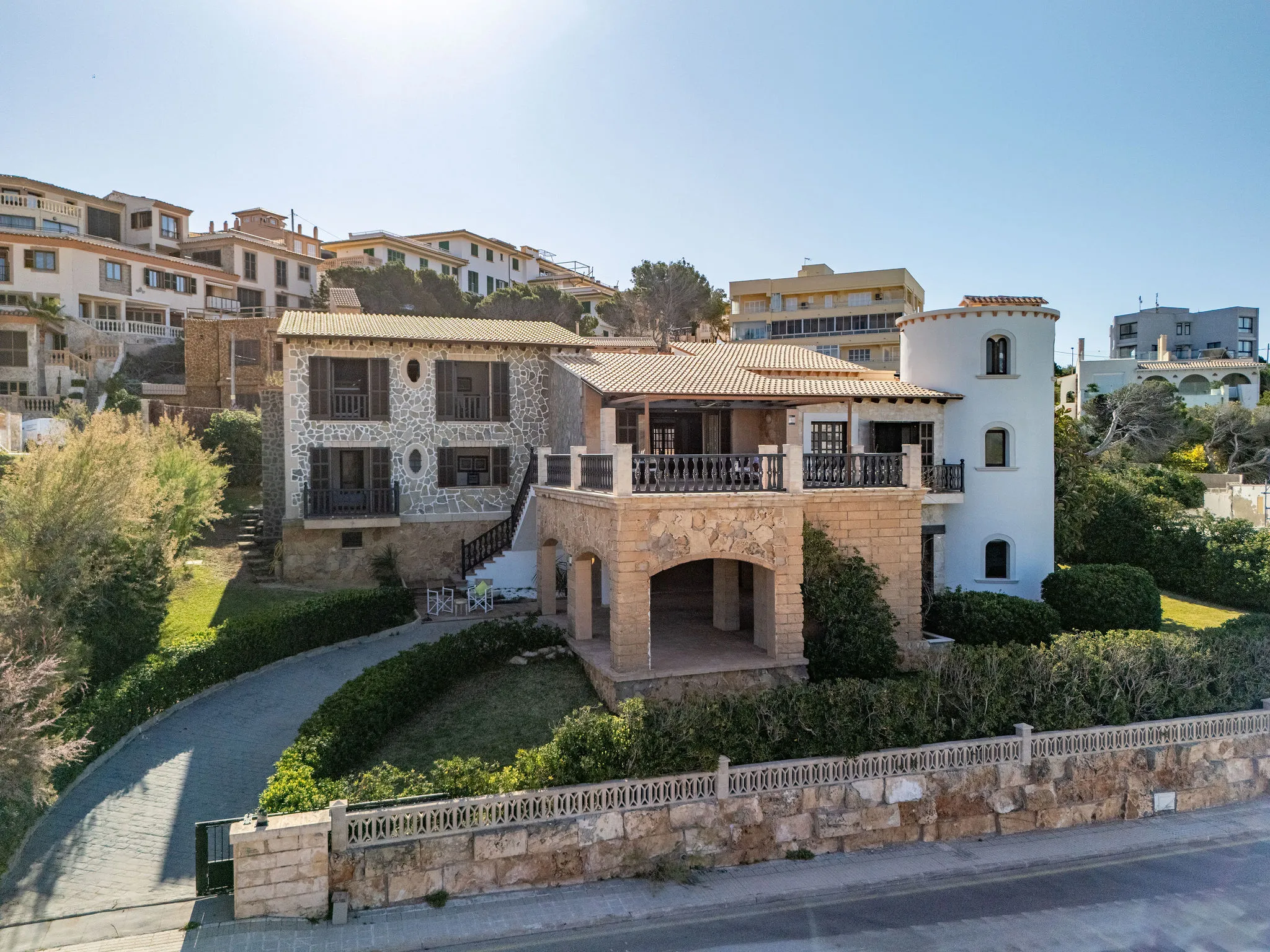 Amplia villa junto al mar con vistas maravillosas a Cala Agulla-1