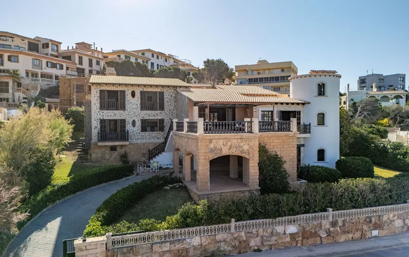 Villa spacieuse avec beaucoup de potentiel et de superbes vues sur Cala Agulla