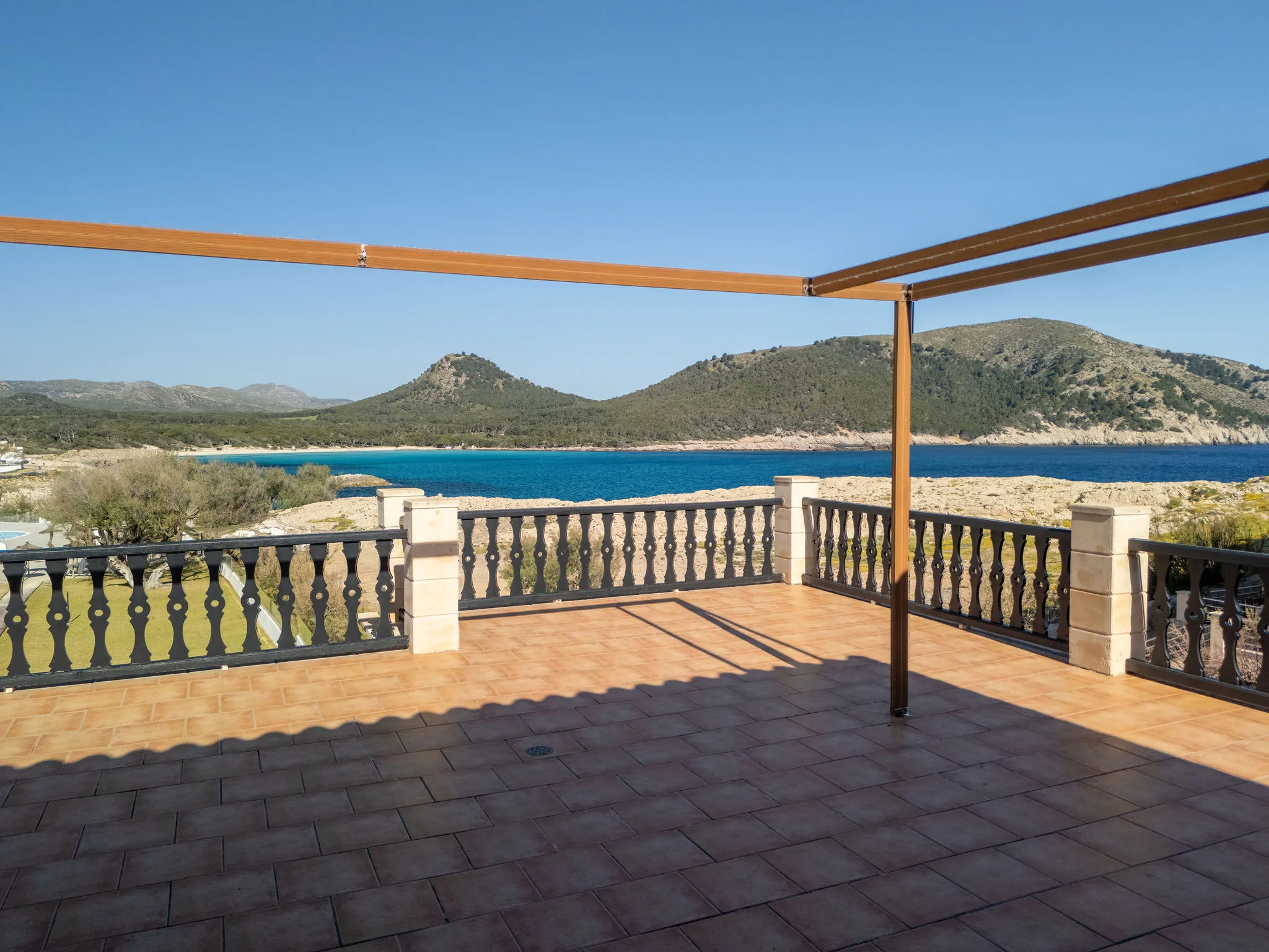 Rummelig villa med masser af potentiale og vidunderlig udsigt over Cala Agulla-4