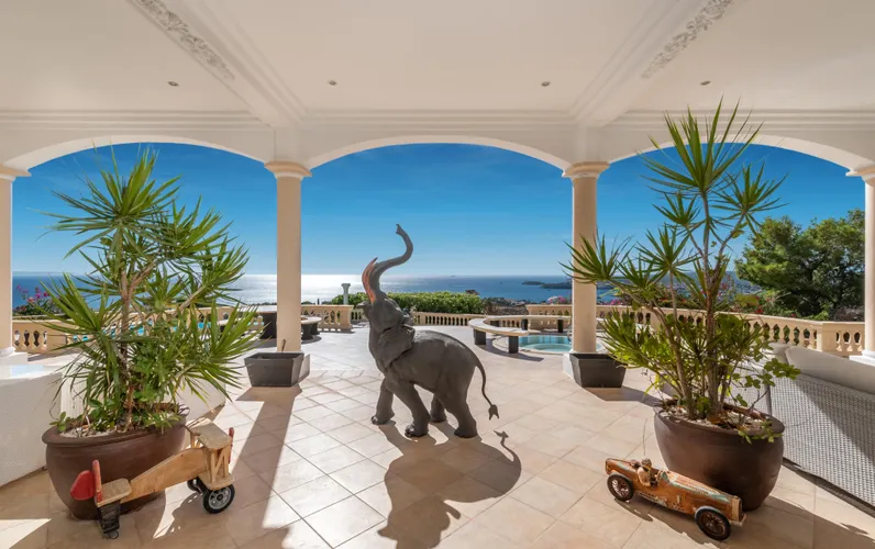 Magnífica villa mediterránea con vistas al mar impresionantes