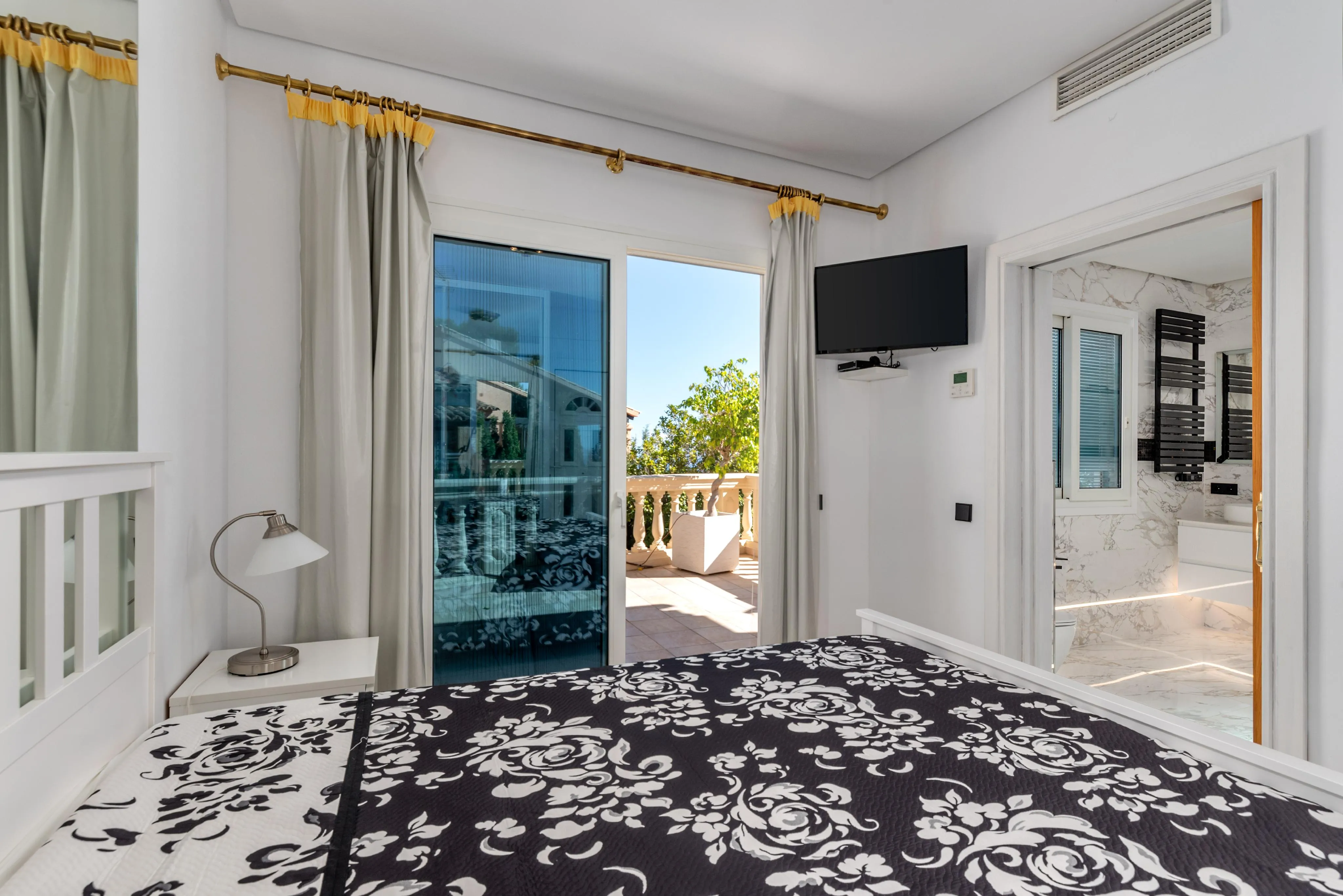 Magnífica villa mediterránea con vistas al mar impresionantes-15