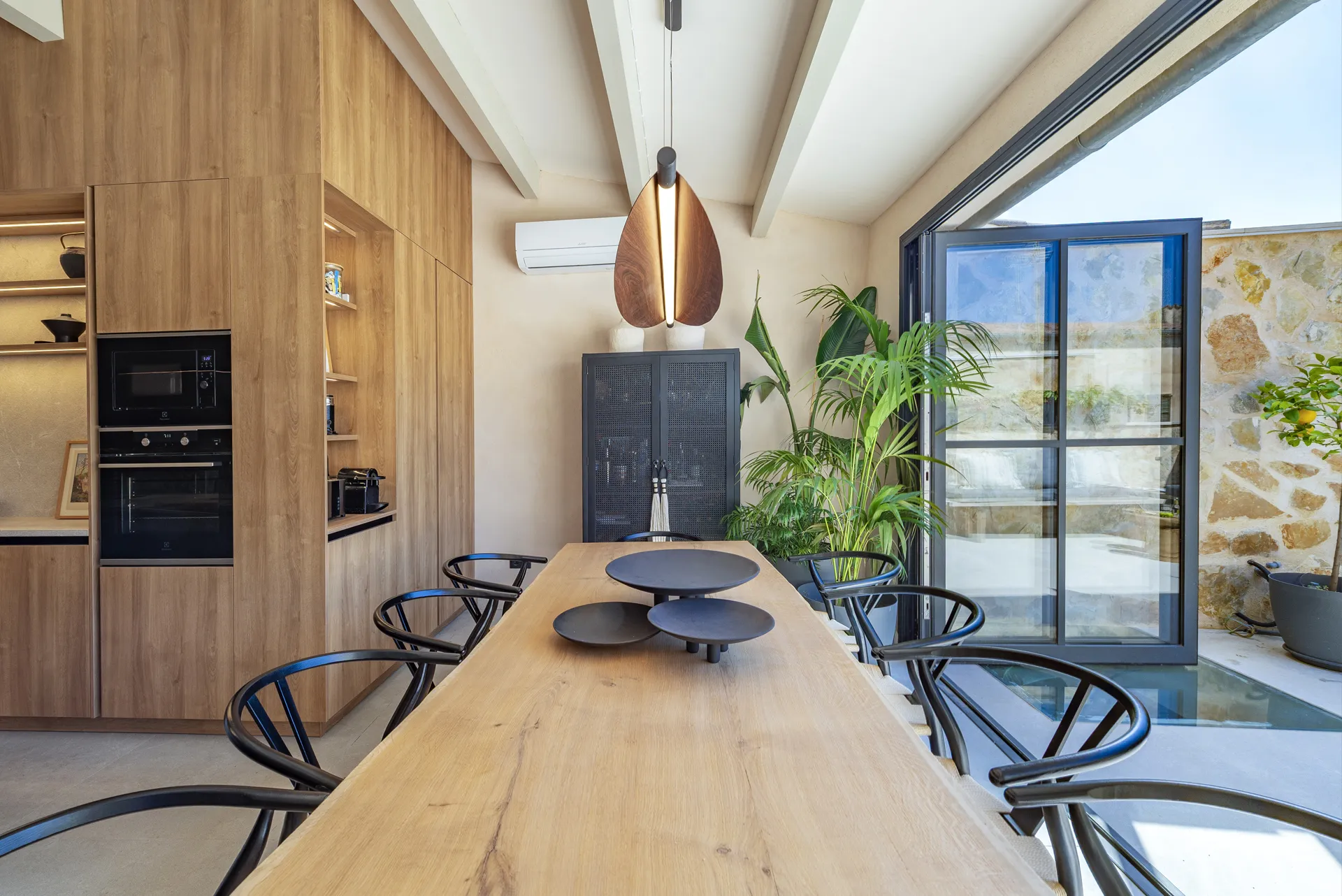 Magnifique maison de village avec garage dans le centre historique, rénovée avec goût et sophistication-3