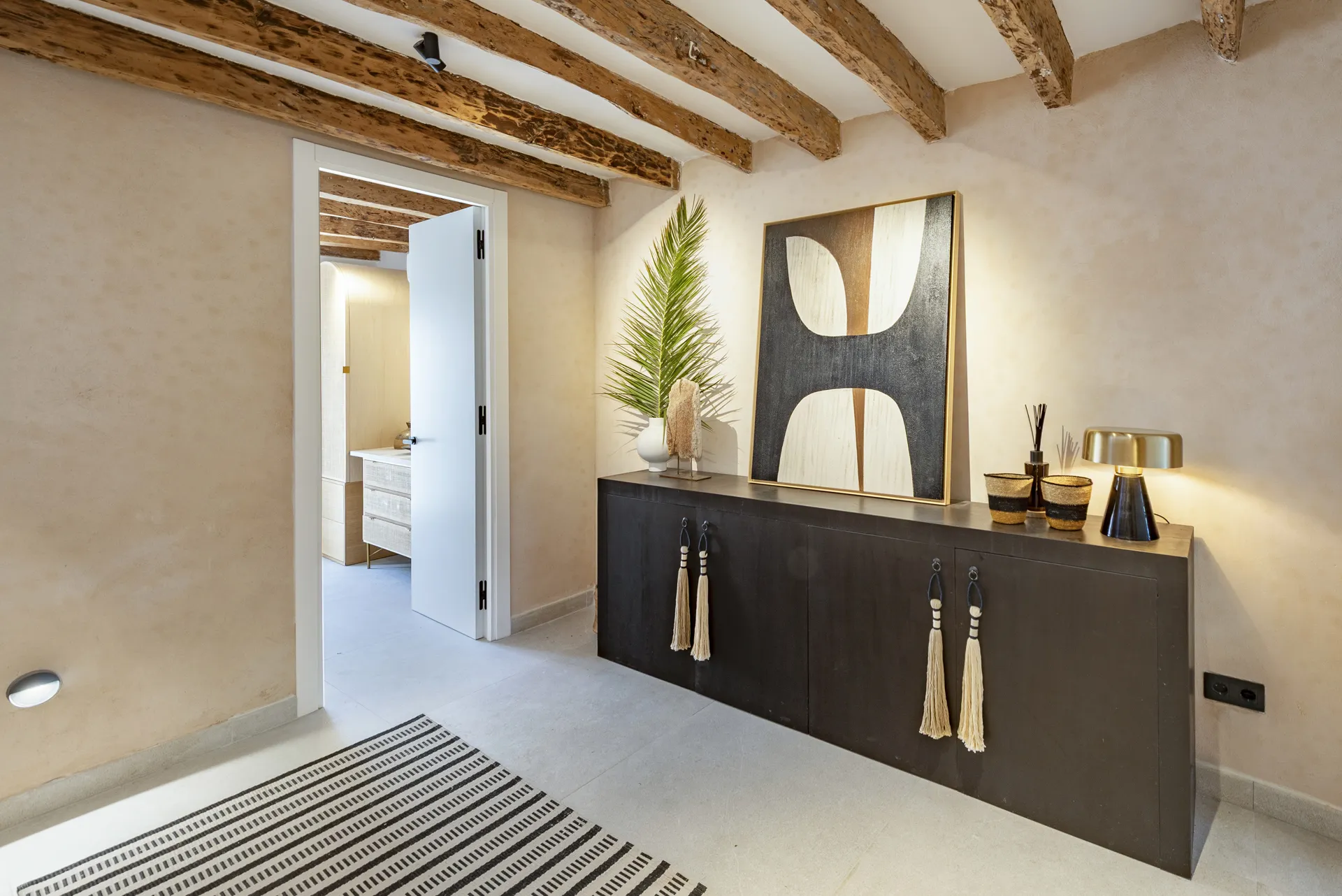 Magnifique maison de village avec garage dans le centre historique, rénovée avec goût et sophistication-6