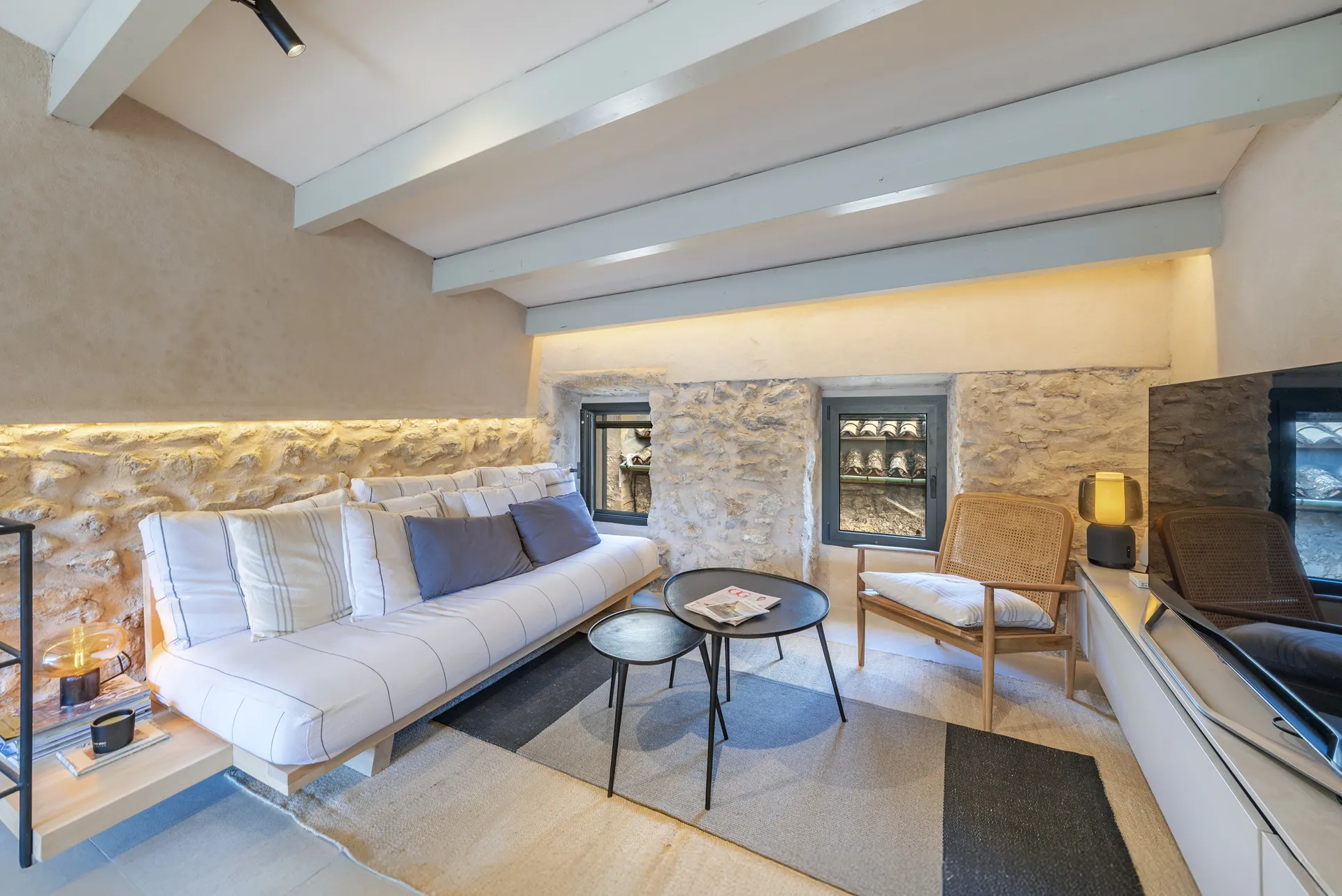 Magnifique maison de village avec garage dans le centre historique, rénovée avec goût et sophistication-2