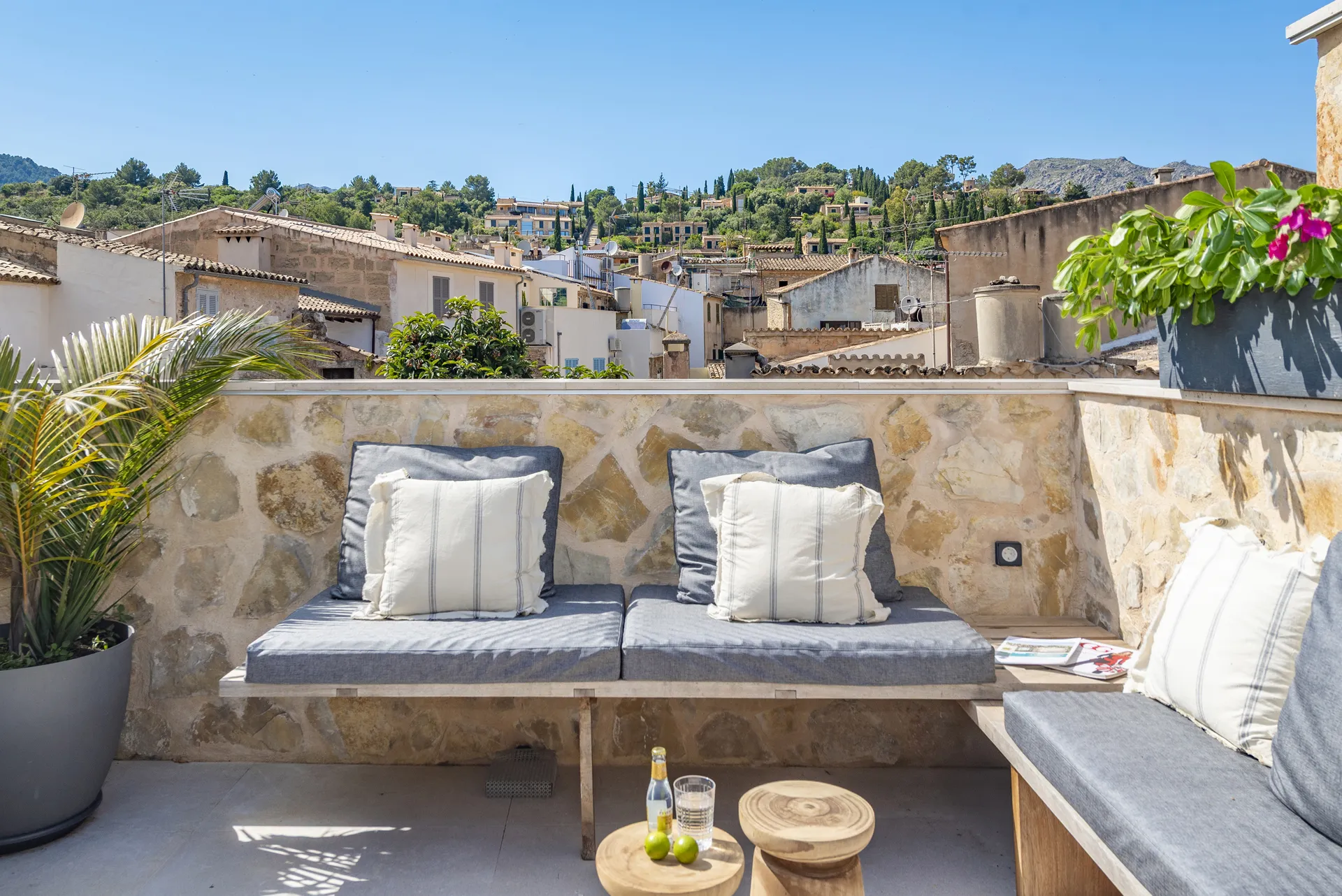 Magnifique maison de village avec garage dans le centre historique, rénovée avec goût et sophistication-1