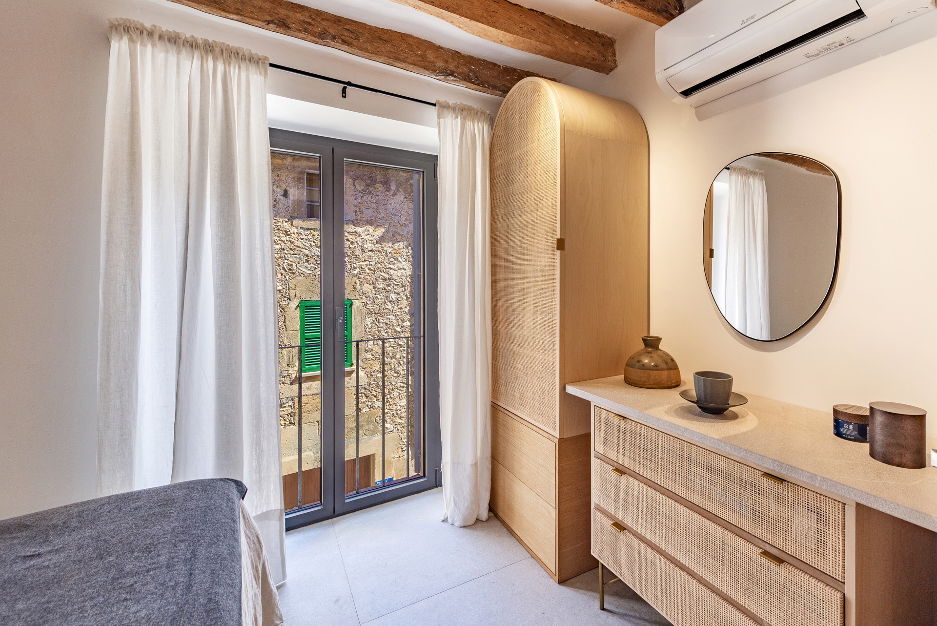 Magnifique maison de village avec garage dans le centre historique, rénovée avec goût et sophistication-16