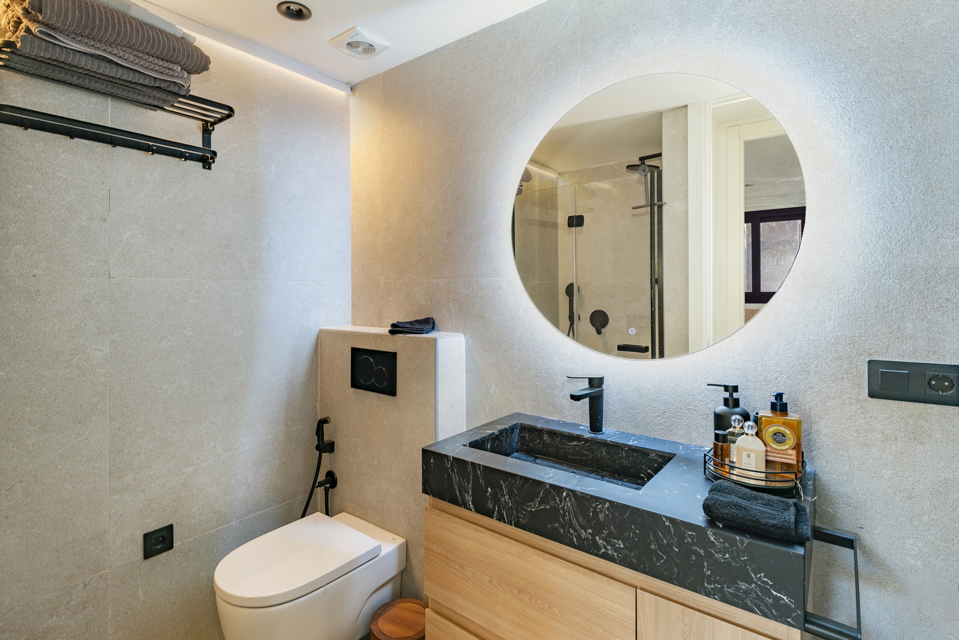 Magnifique maison de village avec garage dans le centre historique, rénovée avec goût et sophistication-13