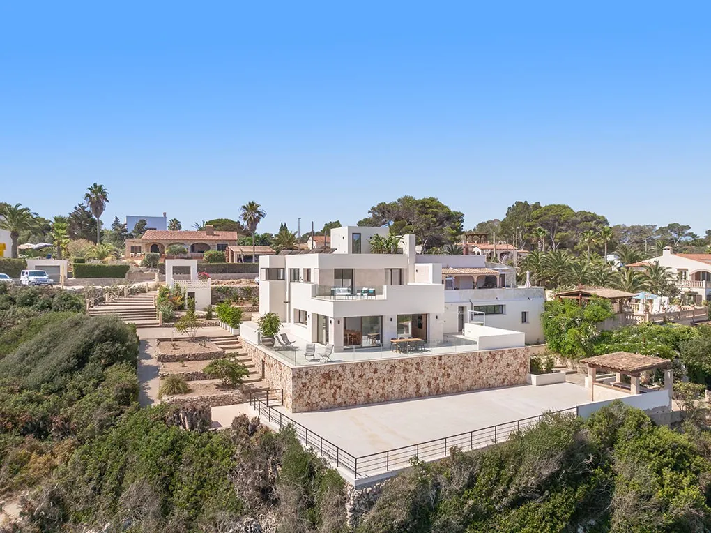 Newly Built Villa in Purist Style on the First Sea Line-1