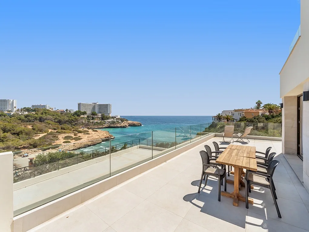 Villa de nueva construcción en estilo purista en primera línea de mar-7