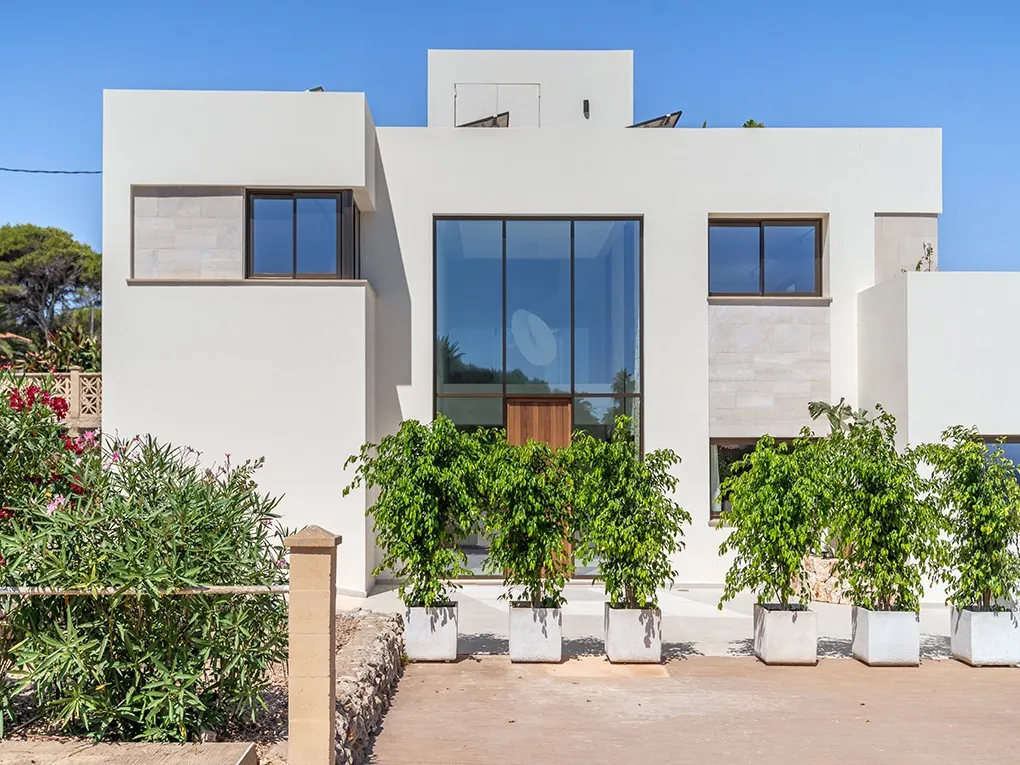Villa de nueva construcción en estilo purista en primera línea de mar-13